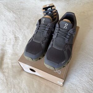 On Men's Black and Gray Sneakers